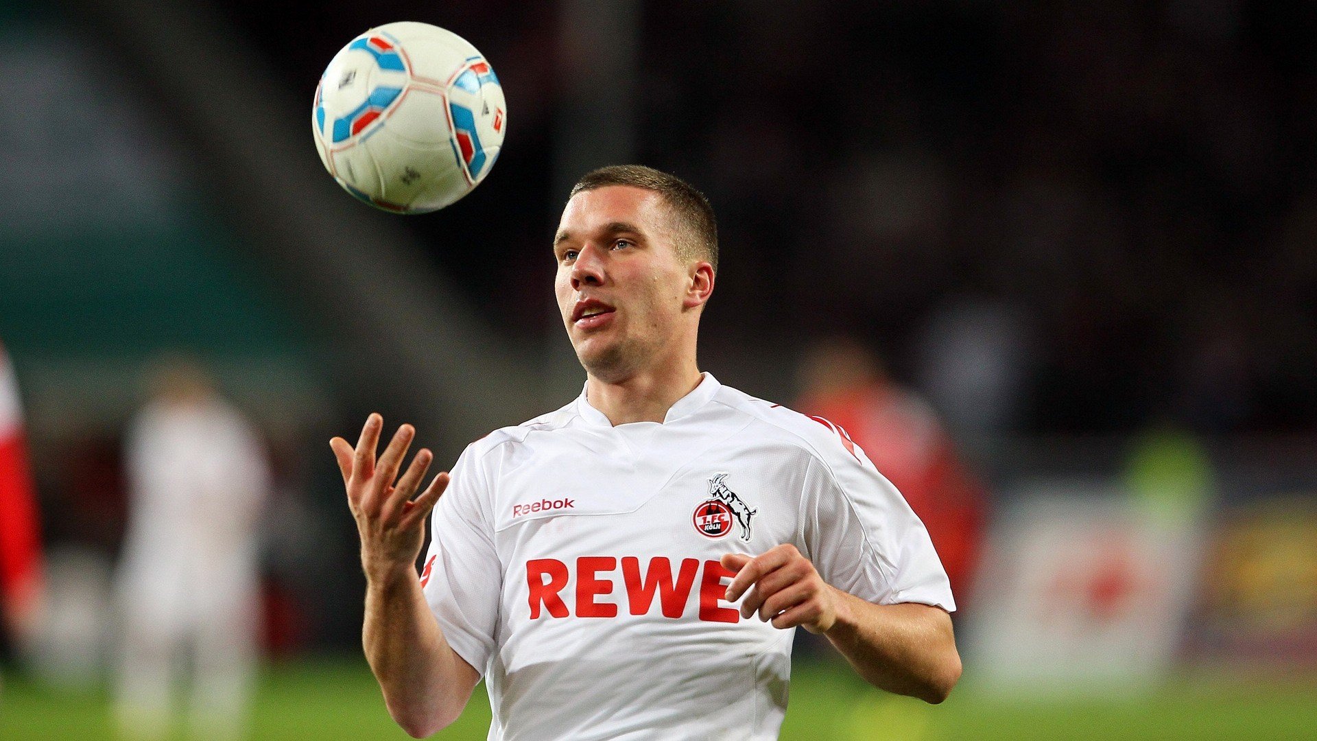 转会窗快讯:各大豪门争夺顶级前锋,2021豪门转会